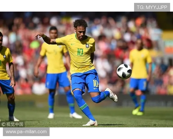 内马尔轻巧停球后丝滑连线：用一双鞋把控每一次传球